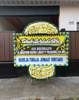 Papan Bunga Duka di Sanggar